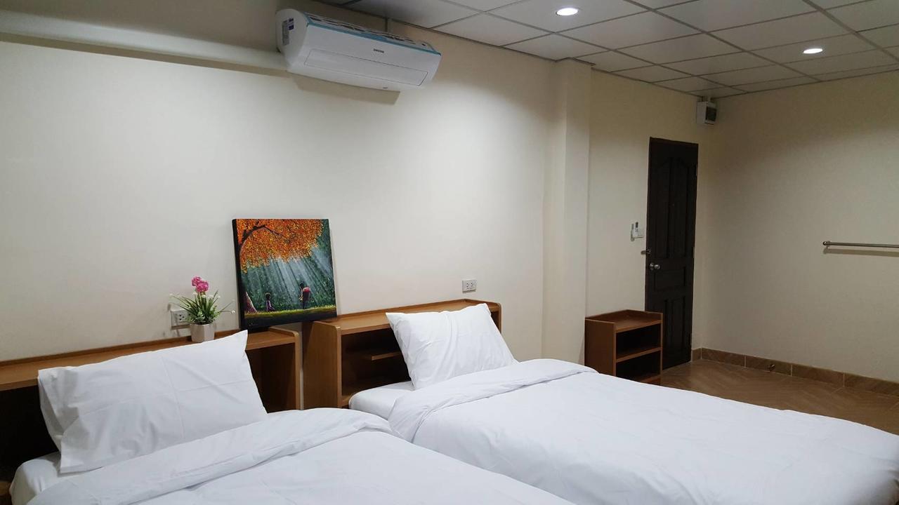Double D Rooms & Cafe Bangkok Exteriör bild