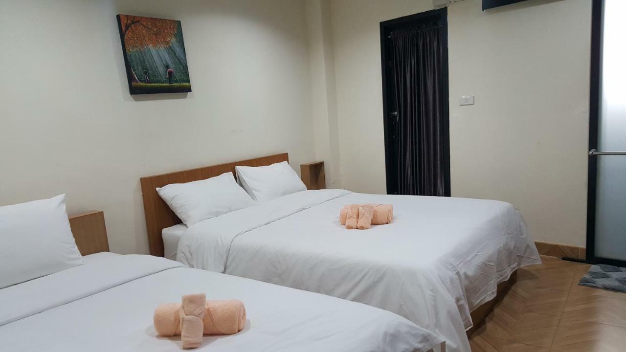 Double D Rooms & Cafe Bangkok Exteriör bild