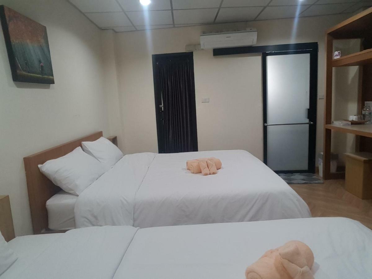 Double D Rooms & Cafe Bangkok Exteriör bild